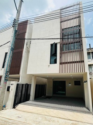 T26-859 ให้เช่า ทาวน์เฮ้าส์ Oak House สุขุมวิท 101-1 ชั้นทั้งหมด 3 ชั้น ใกล้กับ ใกล้ BTS อุดมสุข &amp True Digital Park ห้องนอน 3 ห้อง ห้องน้ำ 3 ห้อง