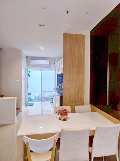 รร.เตรียมน้อม 475.ม ให้เช่าทาวน์เฮาส์หรู 3 ชั้น   MRTสัมมากร 700 ม.ถนนรามคำแหง 140–146  สุขาภิบาล 3 วงแหวนตะวันออก3นอน 3น้ำ