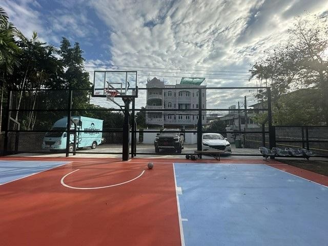 ให้เช่า ที่ดินเปล่า เดิมเป็น Office และมีสนามบาส ทำเลใจกลางเมือง ใกล้ BTS ซอยเอกมัย 22 ขนาดเนื้อที่ 172 ตารางวา