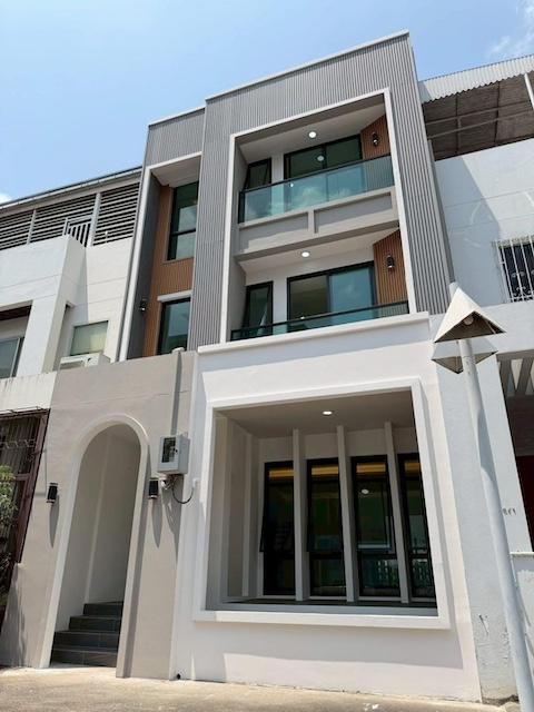 HS 1898 ขายทาวน์โฮมหรู 4.5 ชั้นพร้อมลิฟต์โครงการ Prominent Place Sukhumvit 101 ใกล้ BTS ปุณณวิถี สุขุมวิท 101 เหมาะอยู่อาศัยหรือทำโฮมออฟฟิศ