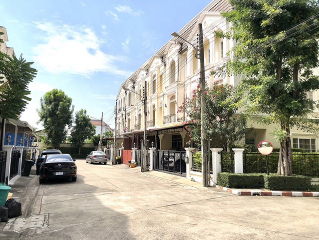 หมู่บ้าน เออร์เบิน สาทร (Baan urban sathorn) โซน มาโคโปโล แขวง บางจาก เขต ภาษีเจริญ ใกล้รถไฟฟ้า ทาวน์โฮมหรู 3 ชั้น สะท้อน Life Style