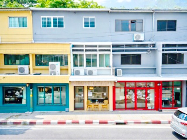 261201ccrtoskn ให้เช่า อาคารพาณิชย์ ดองกิ มอลล์ ทองหล่อ 550 ม.ให้เช่าอาคารพาณิชย์ 2 คูหา 2 ชั้นทำเลติด ทองหล่อ ถนนเอกมัย 2 นอน ใกล้กับ