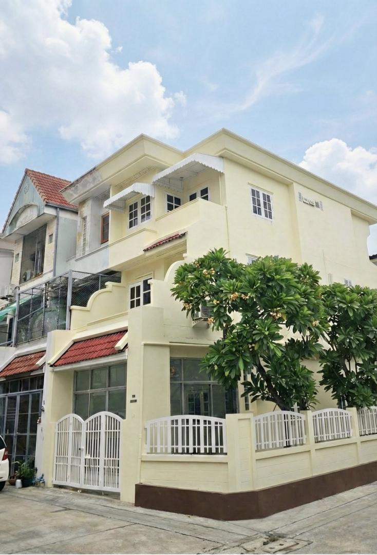 HR 9767 ให้เช่าทาวน์โฮม 3ชั้น รีโนเวทใหม่ โชคชัย 4 ซอย 72 ลาดพร้าว ใกล้ รร.สตรีวิทยา2