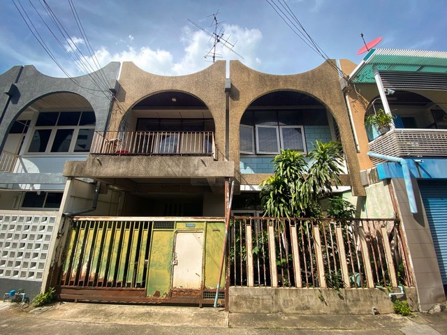 ขายทาวน์เฮ้าส์ 2 ชั้น 24 ตร.ว. 180 ตร.ม. ซอยเอกมัย 12 ทำเลศักยภาพใจกลางเมือง โครงสร้างแข็งแรง เหมาะกับการรีโนเวทหรือตกแต่งใหม่