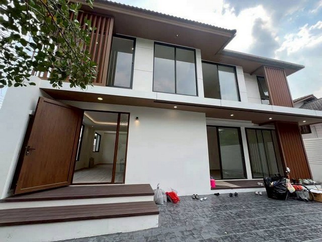 บ้านเดี่ยว ปรีดีพนมยงค์ 42 สไตล์มินิมอล พื้นที่ 79 ตร.ว.