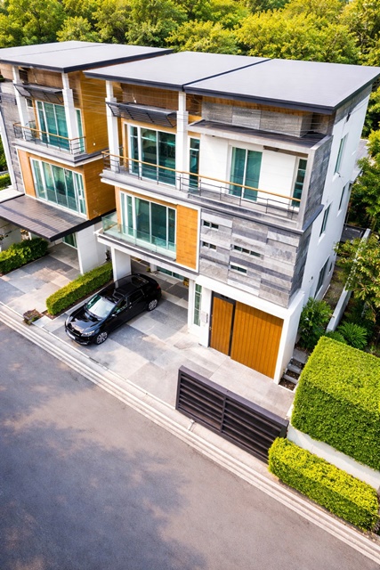 พร้อมสระว่ายน้ำพรีเมียม  BTS ห้าแยกลาดพร้าว เซ็นทรัลลาดพร้าว  ยูเนี่ยนมอลล์ 1.2 กม. บ้านหรู 3 ชั้น ตกแต่งสวย 4นอน 6น้ำ 57ตร.วา 230ตร.ม.