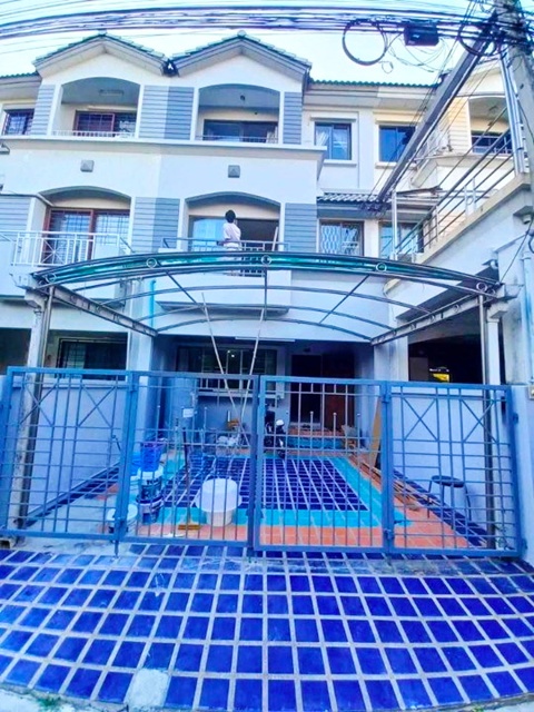 ARLหัวหมาก 700ม. ให้เช่าทาวเฮ้าส์ 3 ชั้น หน้าสวน​ 3นอน  22ตร.วา. 242ต.ร.ม. นานาชาติเซนต์มาร์ค 1กม. บ้านกลางเมือง