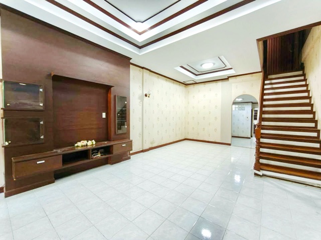 รักสัตว์ ให้เช่าทาวน์โฮม 3 ชั้น 28 ตร.วา. ม.รัตนบัณฑิต 3กม.MRT ลาดพร้าว101 1.3 กม. เดอะมอลล์ บางกะปิ 2.6 กม.