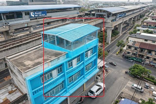 ใกล้ MRTมีนบุรี 800 ม. และ  MRTเศรษฐบุตรบำเพ็ญ อาคารพาณิชย์ 4 ชั้น 2 คูหา 3 นอน 3 น้ำ