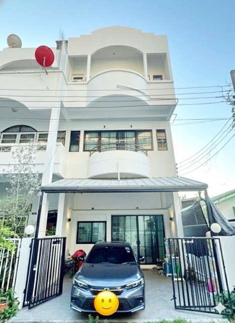 ลาดพร้าว1-15 ใหญ่ที่สุด 8แอร์  ให้เช่าทาวน์โฮมหลังมุม3ชั้น 50ตร.วา.เซ็นทรัล ลาดพร้าว 1.0กม. 3-4นอน MRTลาดพร้าว 400ม. รร.นานาชาติ KIS 3กม.