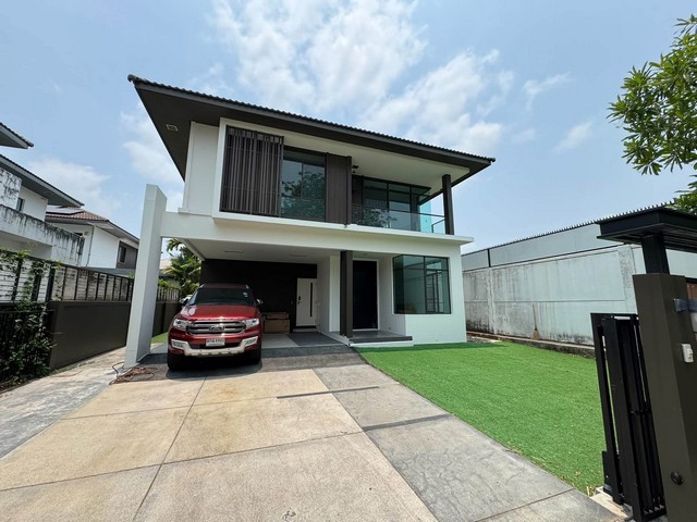 LV53624 ให้เช่า บ้านเดี่ยว มัณฑนา อ่อนนุช-วงแหวน 4 Manthana Onnut – Wongwaen 4 มีสนามหญ้าเทียมหน้าบ้าน ไม่อึดอัด โปร่งโล่งสบาย