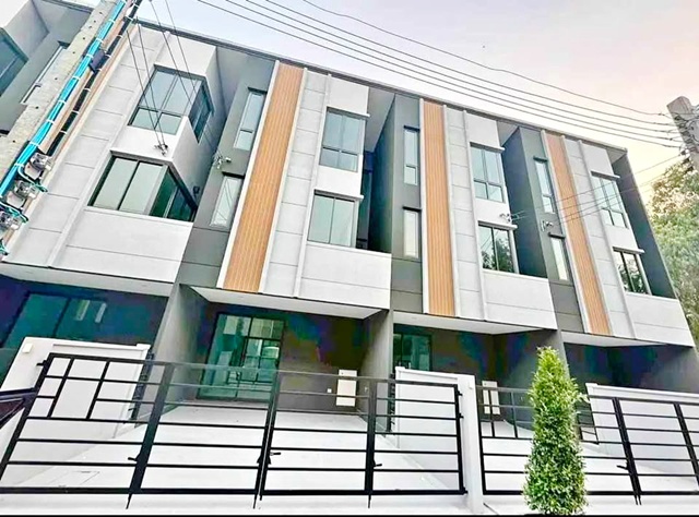 เช่า ติวานนท์-ศรีสมาน ทาวน์เฮาส์ 3 ชั้น แม่พระการุณย์ ตลาดดวงแก้ว พลาซ่า 450 ม.18 ตร.วา. 218 ตร.ม.  รร.พระหฤทัยนนทบุรี 350 ม. 3 นอน