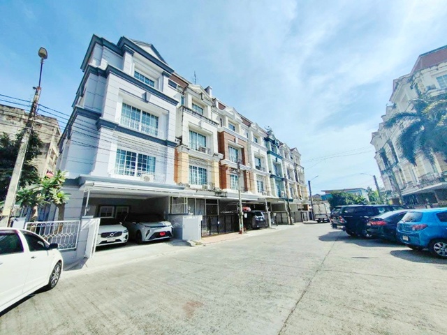 MRT ศรีลาซาล 1.5กม. 30ตร.วา.ให้เช่าโฮมออฟฟิศสุดหรู 4 ชั้น หลังมุม ซ.ลาซาล 40-42 ลาซาล อเวนิว 900 ม. แหล่งช้อปปิ้ง