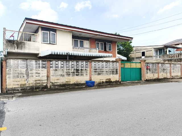 ขายบ้านเดี่ยว หมู่บ้านปัฐวิกรณ์ 2 รามอินทรา 44 แยก 12 บ้านบนที่ดินขนาดใหญ่ถึง 100 ตร.ว. ซึ่งเป็นขนาดที่หาได้ไม่ง่ายในโซนรามอินทรา 6 นอน 4 น้ำ 2 ชั้น ขายตามสภาพ เหมาะสำหรับผู้ซื้อที่ต้องการนำไปรีโนเวทและออกแบบใหม่ตามสไตล์ของตัวเอง ใกล้ MRT สถานีคู้บอน