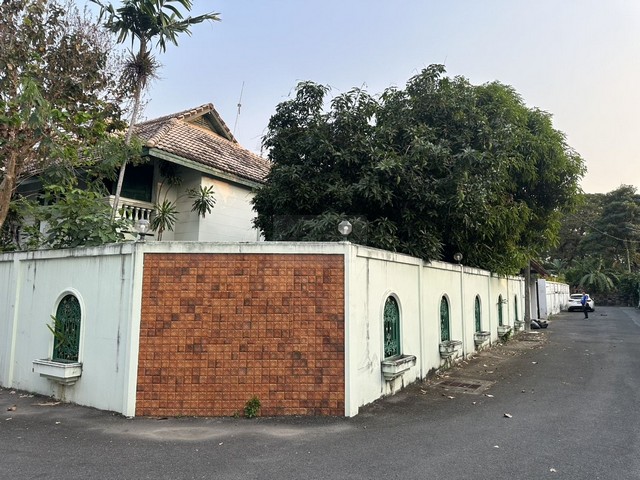 ขายที่ดินพร้อมบ้านเดี่ยว 2 ชั้นหลังมุม 100 ตรว. สุขุมวิท 71 ปรีดีพนมยงค์ 42 เหมาะรีโนเวทอยู่เอง หรือลงทุน ทำเลศักยภาพ