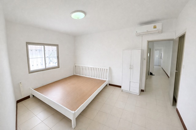 ร้านเซเว่นอีเลฟเว่น 80 ม. แม็คโคร วัดศรีวารีน้อย 32 ตรม. ปูกระเบื้องใหม่ ทาสีใหม่  รีโนเวทใหม่ คอนโดบ้านเอื้ออาทร สุวรรณภูมิ 1 ชั้น5