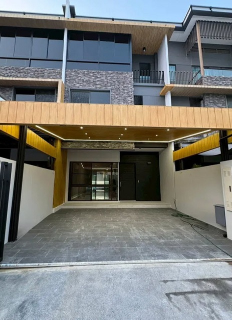 ถูกสุดในโครงการ จัดเต็มเฟอร์ฯ 3 นอน MRT มัยลาภ เลียบด่วนเอกมัย รามอินทรา เดอะวอล์ค เกษตร-นวมินทร์ 800 ม. ให้เช่าทาวน์โฮมสุดหรู 3 ชั้น