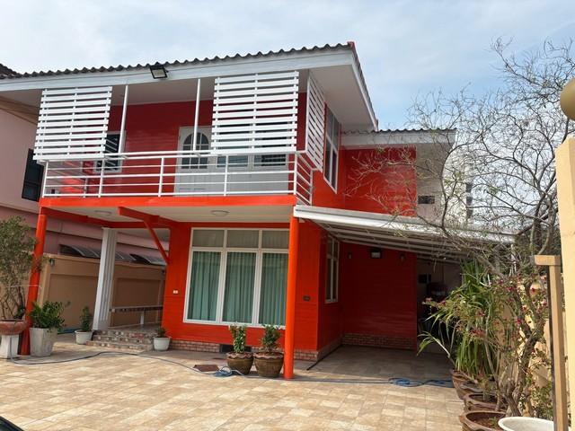 ให้เช่าบ้านเดี่ยว 2 ชั้น 4 ห้องนอน ซอยลาดพร้าว 69 หน้าปากซอยมี รถไฟฟ้าสถานีลาดพร้าว 71 เดินทางสะดวก 4-6 ที่จอดรถ