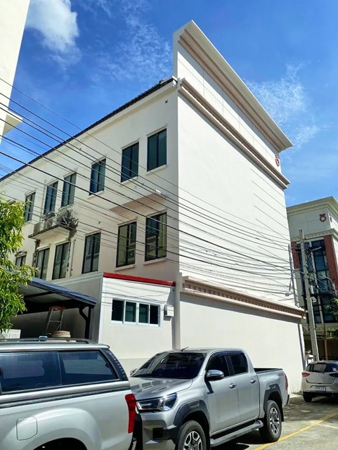 ให้เช่าทาวน์โฮม  3.5ชั้น  21ตร.ว. เซ็นทรัล บางนา 600 ม.  MRT ศรีลาซาล 1.3กม. 270 ตร.ม.  มอนเตสซอรี่ อะแคเดอมี่ 200 ม. 3 นอน 4 น้ำ