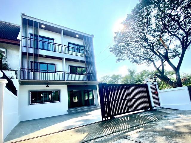 HR 6182 ให้เช่าอาคารพาณิชย์ หลังมุม ซอยศรีนครินทร์ 45 ใกล้รถไฟฟ้าสีเหลืองสถานีสวนหลวง