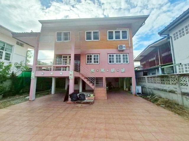 เช่าบ้านเดี่ยว 2 ชั้น 4นอนทำเลทอง เซ็นทรัล แจ้งวัฒนะ 1.2 กม.  MRT เมืองทองธานี 1.7 กม โรงเบียร์เยอรมันแจ้ง 300 ม.รพ. เวิลด์เมดิคอล 1.3 กม.