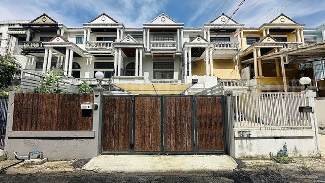 ทาวน์โฮม 3 ชั้น ซ.รามคำแหง 65 (ลาดพร้าว 122 มหาดไทย) สภาพดี พร้อมอยู่