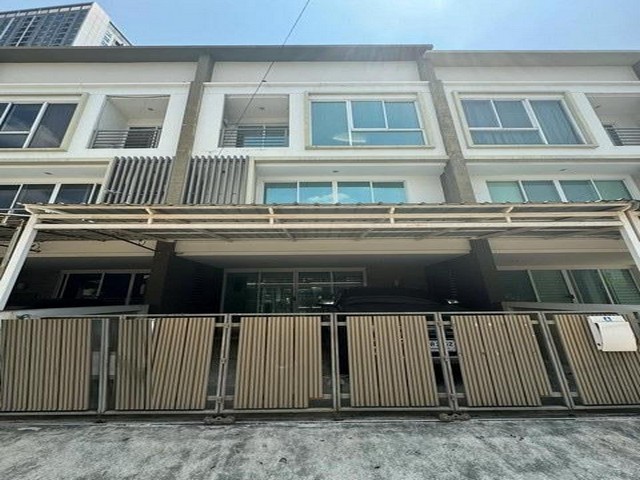ขายทาวน์โฮม 3ชั้น ซอยลาดพร้าว21 โครงการ ลุมพินี ทาวน์ เรสซิเดนซ์ ลาดพร้าว สเตชั่น ใกล้ MRT ลาดพร้าว