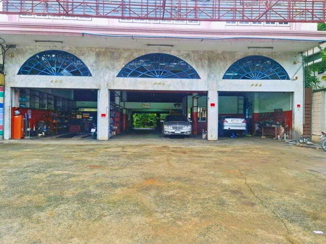 ทำเลดี ติดถนนใหญ่ ร้านขายอะไหล่MRT ศรีนครินทร์ 800ม. ซีคอนสแควร์ 500 ม. ขาย-เช่าอาคารพาณิชย์ 4.5 ชั้น+ดาดฟ้า หัวมุม145 ตร.ว.