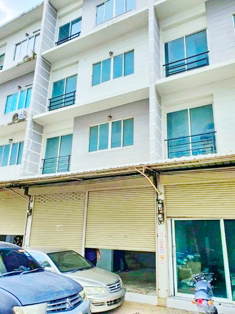 ถ.บางกรวย-ไทรน้อย  600 ม.  หลังกฟผ.สำนักงานใหญ่ MRT บางพลู 3 กม.อาคารพาณิชย์ 4 ชั้น ให้เช่า หลังมุม 3 นอน 4 น้ำ 24 ตร.ว. 340 ตร.ม.