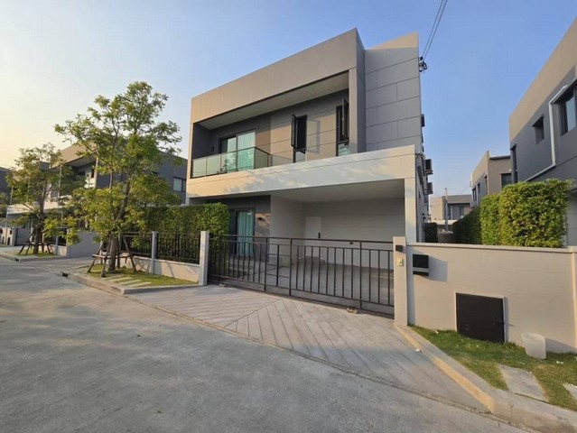 ให้เช่า บ้านเดี่ยว Centro บางนา บ้านมุม เฟอร์ครบ ใกล้ Mega Bangna พร้อมอยู่