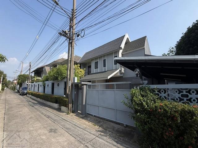 HR 9765 ให้เช่าบ้านเดี่ยว 2 ชั้น 95 ตรว. 5 ห้องนอน ซอยรัชดาภิเษก 32 จันทรเกษม บ้านสไตล์คอนกรีตผสมไม้