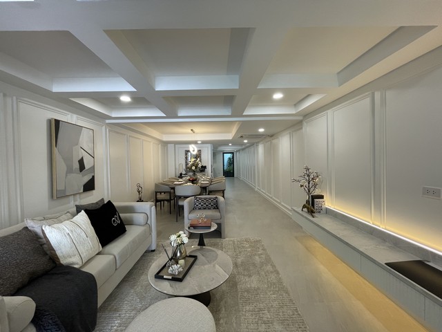 ขายทาวน์เฮ้าส์ หมู่บ้าน คลองตันนิเวศน์ ซอยปรีดีพนมยงค์ 42 รีโนเวทใหม่ทั้งหลัง สไตล์ Modern French Classic ใจกลางเมือง ใกล้เอกมัย ทองหล่อ