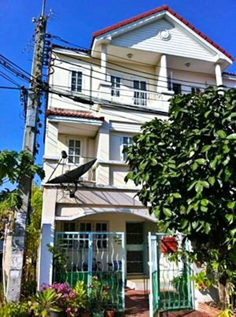 ศรีนครินทร์ 500 ม ซีคอนสแควร์ MRT สวนหลวง ร.9 1.2 กม.ให้เช่าทาวน์เฮาส์ 3 ชั้นสภาพดี ห้องหัวมุม 21 ตร.วา. 252 ตร.ม. พร้อมเฟอร์ฯ 4 นอน 3 น้ำ