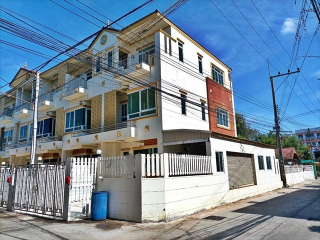 ขาย ทาวน์เฮ้าส์ 3 ชั้น  โครงการ สวนนารายณ์ ทาวเฮ้าส์ ถนนช้างเผือก เมืองนครราชสีมา