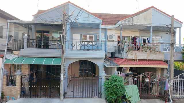 ขายทาวน์โฮม หมู่บ้านรุ่งกิจวิลล่า 7 ร่มเกล้า ซอย 42 ขนาด 18 ตร.ว 2 ห้องนอน 2 ห้องน้ำ บ้านพร้อมอยู่ ราคา 1490000 บาท