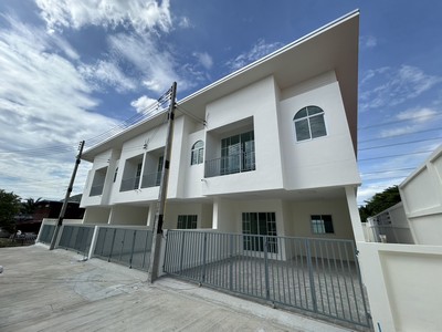 เพื่ออนาคตของครอบครัวที่ดีกว่า บ้านใหม่ในทำเลทองศรีราชา ขาย ทาวน์เฮ้าส์ 2 ชั้น สไตล์มินิมอล ในโครงการ ไพรเวท 8 (Private 8 Khao Nam Sup)