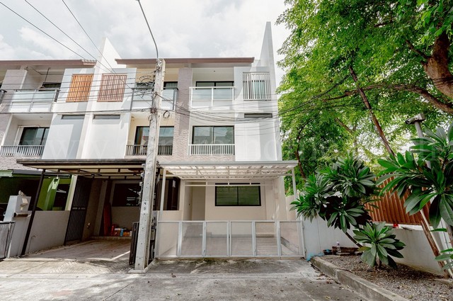 ลดด่วน ทาวน์เฮ้าส์ ไพรเวท เนอวานา ไลฟ์ - ลาดพร้าว 71 หลังริม รีโนเวทใหม่