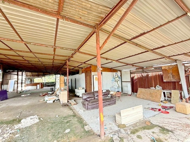 พร้อมโกดังขนาด 650 ตร.ม.พื้นที่1 3.6 กม. สำนักงานขนส่งกทม.ให้เช่าที่ดินถมแล้ว 1-0-50 ไร่  รร.สวนกุหลาบ ธนบุรี 4.3 กม. ติดถนนใหญ่พระราม 2