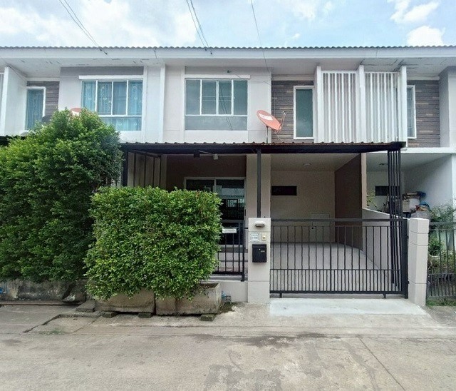 ให้เช่าทาวน์เฮ้าส์ 2 ชั้น 3 นอน 2 น้ำ พุทธมณฑลสาย 5  Central ศาลายา 800 ม. 22 ตร.วา. 220 ตร.ม.ติดถนนเมน ทำเลศักยภาพ