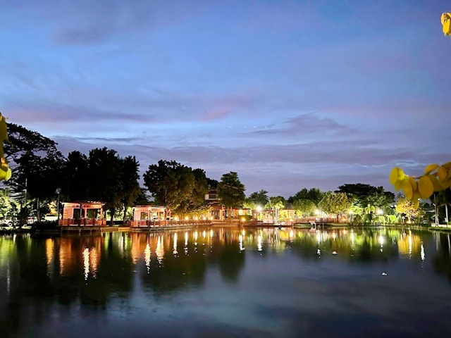 MRTตลาดบางใหญ่ 3.52กม. ให้เช่าบ้านเดี่ยว 2 ชั้นสุดหรู 60ตร.วา. โลตัส คลองถนน 2.7 กม. คลองบางไทร จัดเต็มเฟอร์ฯ ร่มรื่น ติดสวน 3นอน 3 น้ำ