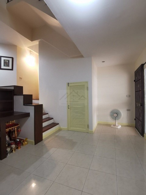 ให้เช่าทาวน์โฮม 3 ชั้น 3 ห้องนอน บ้านกลางเมือง รัชดา-เหม่งจ๋าย1 ใกล้เลียบด่วน ใกล้สถานทูตลาว