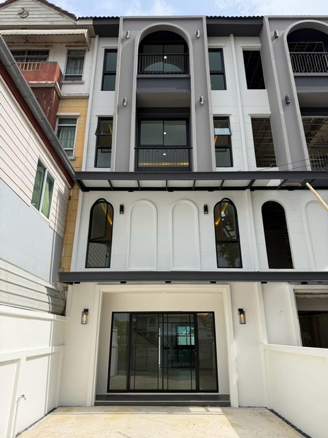 ขายทาวน์โฮม 4 ชั้น 4 ห้องนอน ลาดพร้าว 110 พื้นที่ขนาดใหญ่ รีโนเวทใหม่ทั้งหลัง พร้อมเข้าอยู่