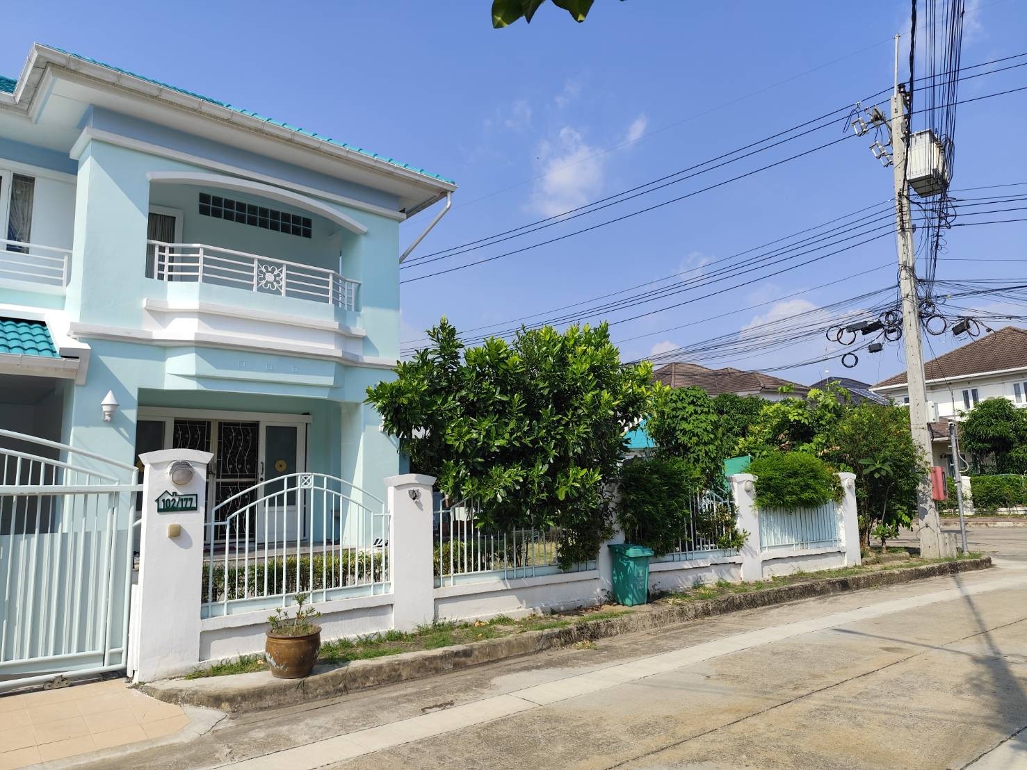 ขายบ้านเดี่ยว 2ชั้น มบ.ลัดดารมย์ 89ตร.วา หลังริมถนนเมนหมู่บ้าน ทำเลดี โครงการติดถนนใหญ่ รัตนาธิเบศร์ หน้าทางเข้า ติดMRT สีม่วง สถานีไทรม้า