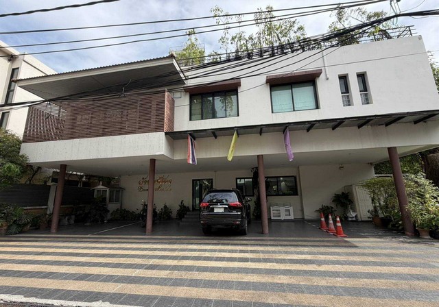 ให้เช่าบ้าน 2 ชั้น ซอยสุขุมวิท 24 ใกล้ห้าง Emporium ตกแต่งพร้อมเข้าอยู่  แขวงคลองตัน เขตคลองเตยกรุงเทพมหานคร