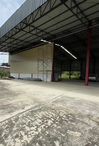 ให้เช่าโกดังศรีราชาชลบุรี ให้เช่าโกดัง 1000ตรม. ในเนื้อที่2ไร่กว่า ใกล้มอเตอร์เวย์ หมายเลข7 พร้อมเข้าอยู่ โครงสร้างรองรับเครนได้