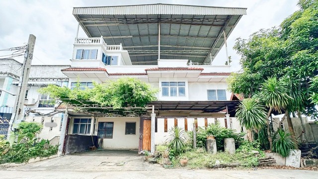 ลดราคา ทาวน์เฮ้าส์ 3 ชั้น ซอยเอกชัย 135 ตีทะลุ 2 คูหา มีดาดฟ้า หลังริม ราคาถูก