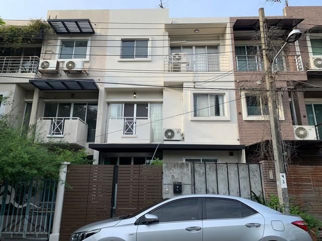 HR 9872 ให้เช่าทาวน์โฮม 3.5 ชั้น 3 ห้องนอน หมู่บ้านไพรเวทวิลล่า ซอยนวมินทร์ 135 หลังบ้านวิวสวนและสระว่ายน้ำ