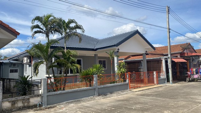 ขายบ้านเดี่ยวชั้นเดียว โครงการหมู่บ้านเพชรนรา อำเภอชัยบุรี จังหวัดสุราษฎร์ธานี เนื้อที่ 50 ตารางวา