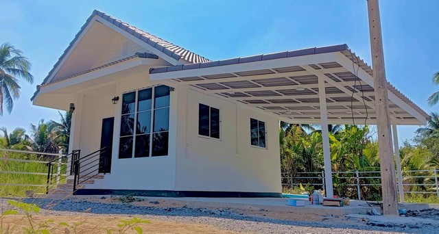 ขายบ้านเดี่ยวสไตล์มินิมอลท่ามกลางสวนมะพร้าวและแหล่งท่องเที่ยวทางน้ำทำเลตัวเมือง  บ้านแพ้ว   สมุทรสาคร   ZW652