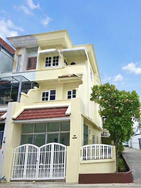 ขายทาวน์โฮม 3 ชั้นหลังมุม 4 ห้องนอน ย่านโชคชัย 4 สตรีวิทยา 2 รีโนเวทพร้อมเข้าอยู่ ใกล้โรงเรียนสตรีวิทยา 2 เดินทางสะดวก เข้าออกหลายเส้นทาง